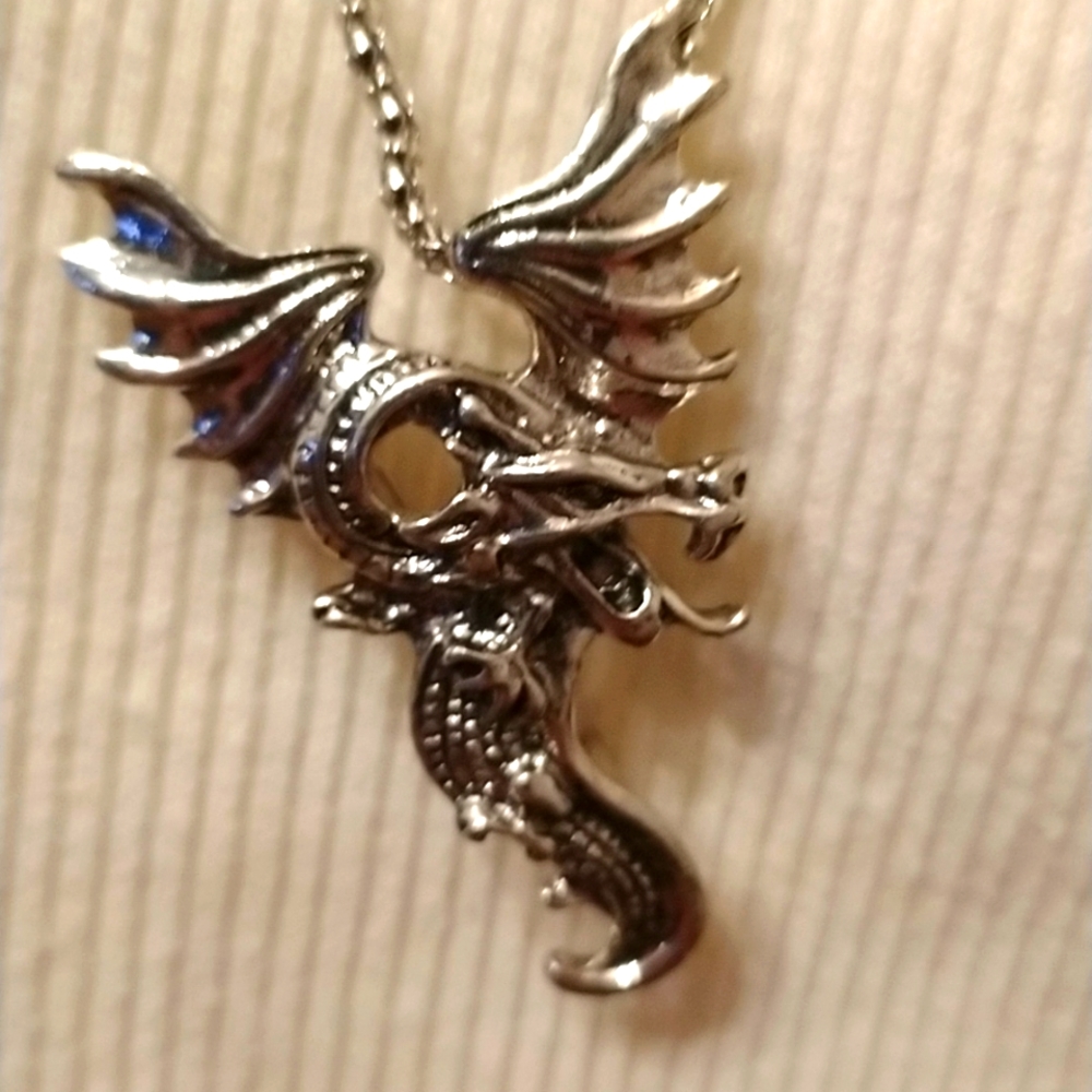- 🐉Cool silver flying Dragon brooch on a 26" silver chain🐲